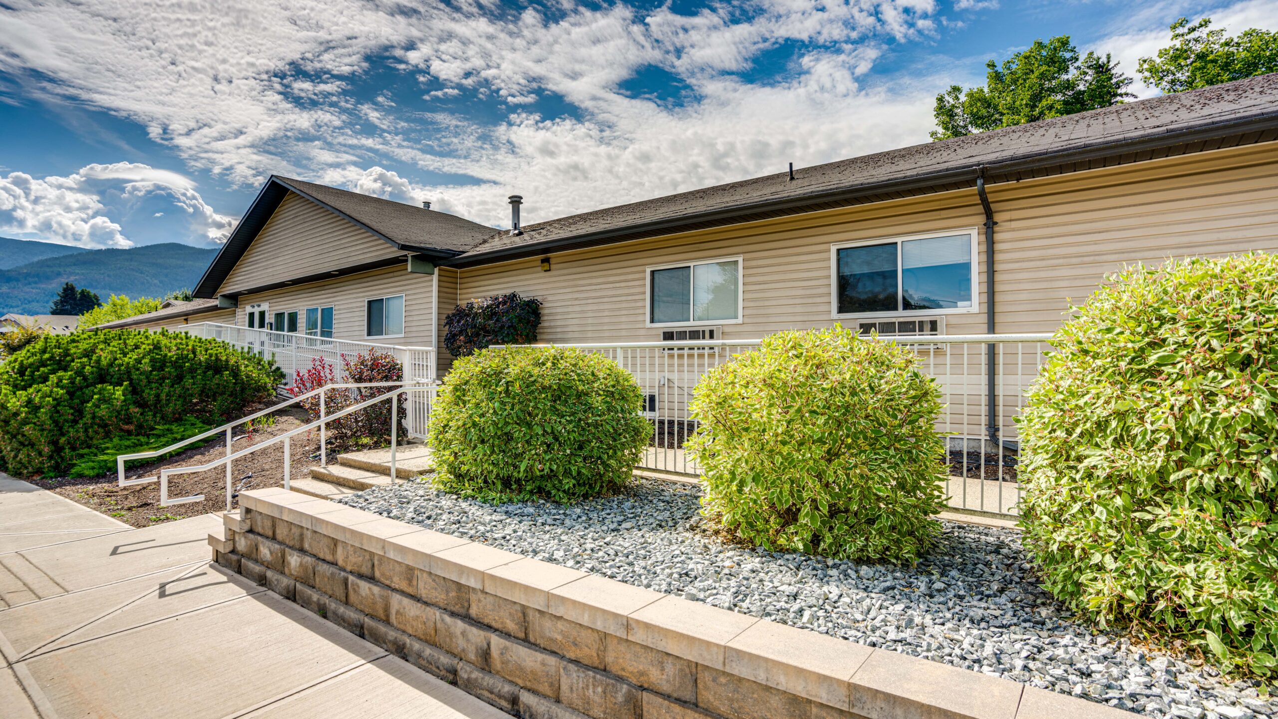 1 – DSC00056hdr-min Pioneer Square, Armstrong - exterior
